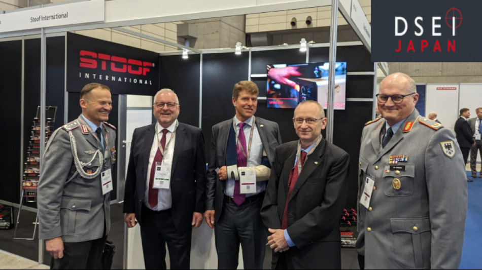 Fred Stoof, de Stoof International, presenta las novedades del mundo del blindaje a representantes gubernamentales en la feria DSEI Japan Makuhari de Tokio