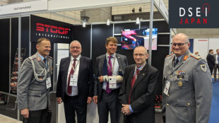 Fred Stoof, de Stoof International, presenta las novedades del mundo del blindaje a representantes gubernamentales en la feria DSEI Japan Makuhari de Tokio