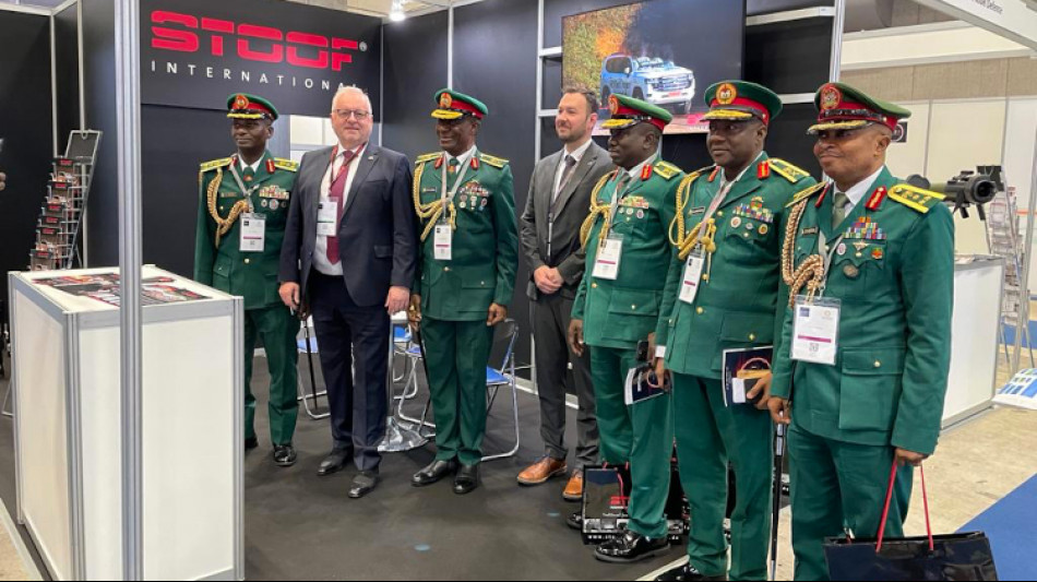 Fred Stoof presenta las novedades del mundo del blindaje de STOOF INTERNATIONAL al Estado Mayor General de Nigeria en DSEI Chiba Japón 2023