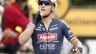 Merlier gewinnt chaotischen Massensprint - Ewan und Sagan schwer gest&uuml;rzt