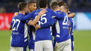 Ohne Trainer und Torj&auml;ger: Schalke schl&auml;gt N&uuml;rnberg
