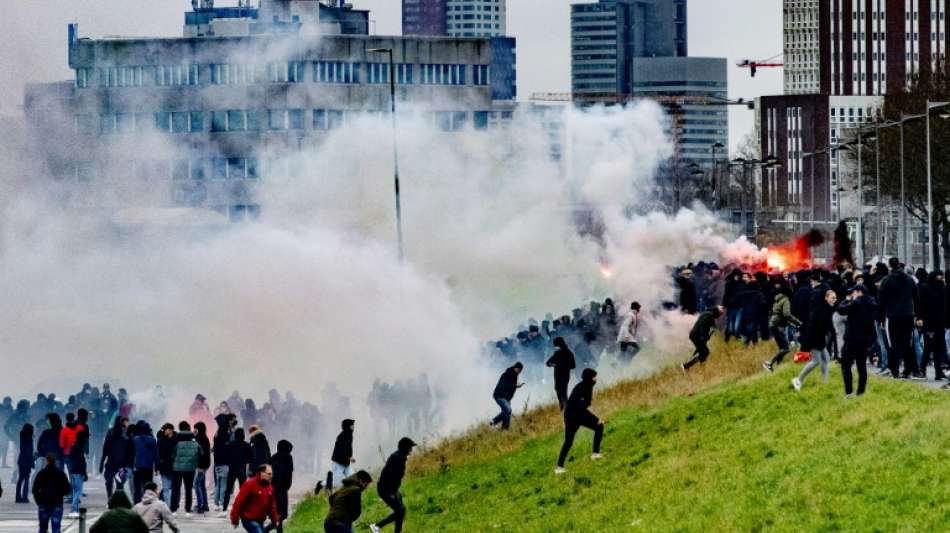 Fu&szlig;ballfans randalieren nach Beginn von Corona-Lockdown in den Niederlanden