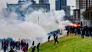 Fu&szlig;ballfans randalieren nach Beginn von Corona-Lockdown in den Niederlanden