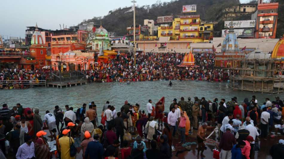 Hunderttausende Inder feiern trotz Corona relig&ouml;ses Fest mit Bad im Ganges