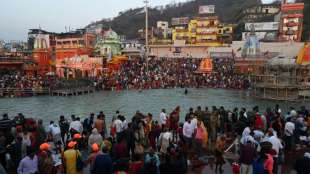Hunderttausende Inder feiern trotz Corona relig&ouml;ses Fest mit Bad im Ganges