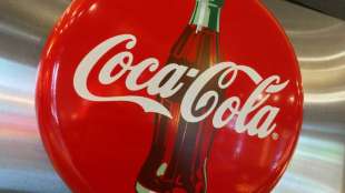 Coca-Cola Deutschland verkauft erste Einwegflaschen mit daran befestigtem Deckel