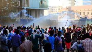 Sicherheitskr&auml;fte setzen Tr&auml;nengas gegen zehntausende Demonstranten im Sudan ein