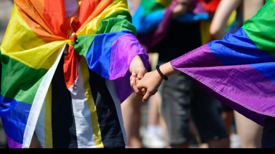 Frist f&uuml;r Blutspende von Homosexuellen verk&uuml;rzt 
