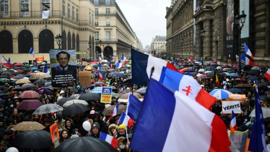 Mehr als 100.000 Menschen demonstrieren in Frankreich gegen Corona-Ma&szlig;nahmen