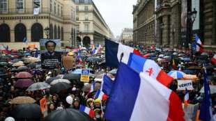 Mehr als 100.000 Menschen demonstrieren in Frankreich gegen Corona-Ma&szlig;nahmen