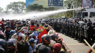 Polizei in Myanmar setzt Gummigeschosse und Tr&auml;nengas gegen Demonstranten ein