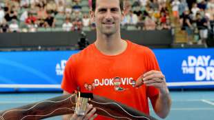 Djokovic bei R&uuml;ckkehr auf den Tennisplatz mit Kurzprogramm