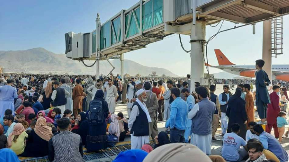 Chaotische Szenen am Flughafen von Kabul nach Taliban-Macht&uuml;bernahme