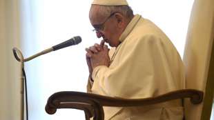Papst Franziskus gibt Audienz wegen Ischias-Leidens im Sitzen