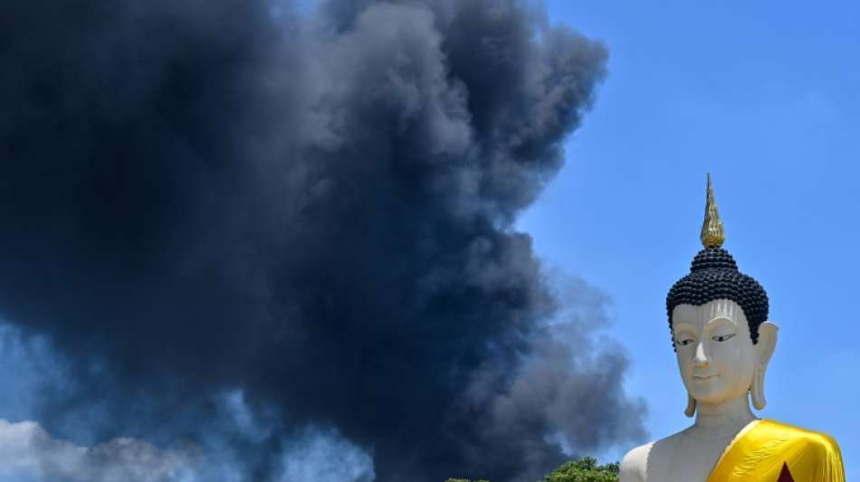 Ein Toter und 27 Verletzte bei Explosion und Feuer in Plastikfabrik in Bangkok
