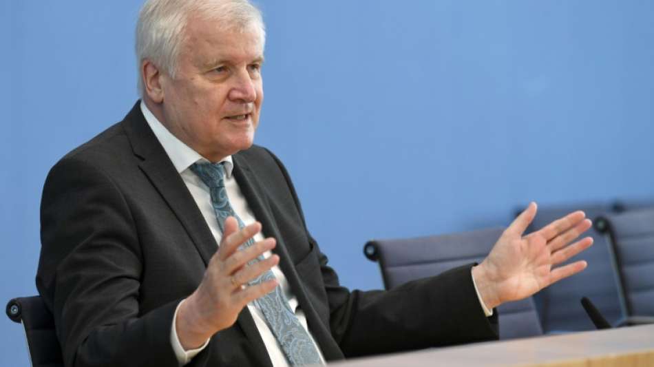 Seehofer und Haldenwang stellen Verfassungsschutzbericht vor