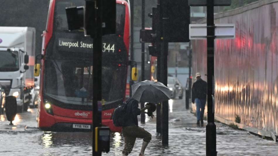 Heftige Regenf&auml;lle sorgen f&uuml;r Verkehrschaos im S&uuml;dosten Englands