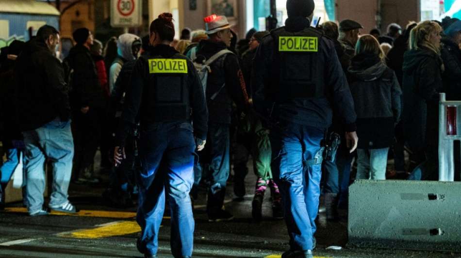Tausende gehen erneut gegen Corona-Ma&szlig;nahmen und Impfpflicht auf die Stra&szlig;e