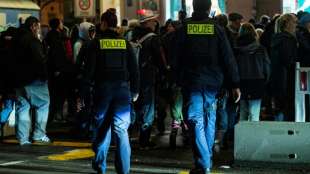 Tausende gehen erneut gegen Corona-Ma&szlig;nahmen und Impfpflicht auf die Stra&szlig;e
