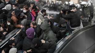 Zusammenst&ouml;&szlig;e zwischen Polizei und Demonstranten in Athen