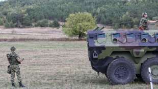Serbien verlegt gepanzerte Fahrzeuge an Grenze zum Kosovo