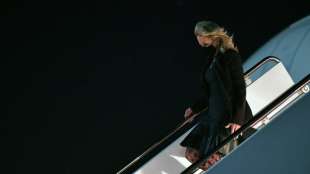 April, April: Jill Biden f&uuml;hrt Mitreisende als falsche Stewardess hinters Licht