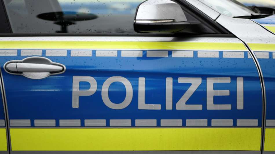 Hausbewohnerin starr vor Schreck wegen fremden Manns auf Klobrille