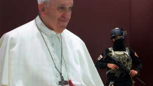 Franziskus zu erstem Irak-Besuch eines Papstes in Bagdad eingetroffen