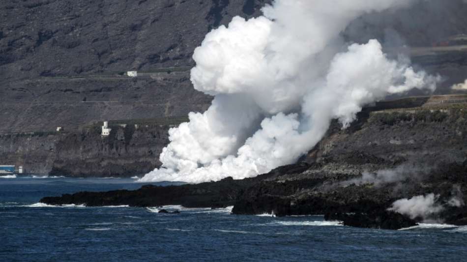 Beh&ouml;rden auf La Palma ordnen wegen ins Meer str&ouml;mender Lava Ausgangssperre an