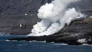 Beh&ouml;rden auf La Palma ordnen wegen ins Meer str&ouml;mender Lava Ausgangssperre an