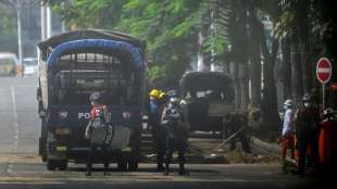 &Auml;rzte und Krankenschwestern protestieren gegen Gewalt der Junta in Myanmar
