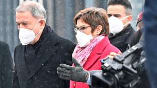 Kramp-Karrenbauer bezeichnet Treffen mit t&uuml;rkischem Kollegen als "gutes Signal"