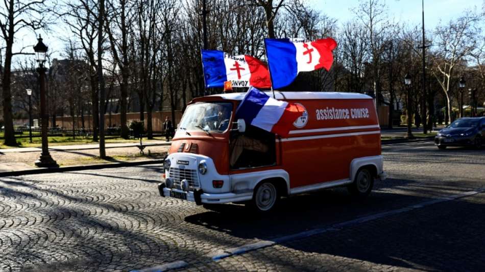 Polizei geht gegen verbotene Protestkonvois in Paris vor
