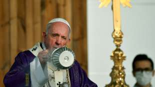 Papst feiert Messe mit tausenden Gl&auml;ubigen in Erbil
