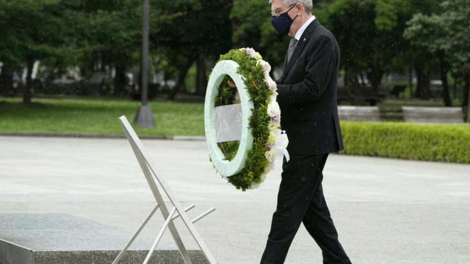 IOC-Chef Bach legt Kranz in Hiroshima nieder