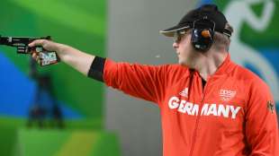 Sportsch&uuml;tze Reitz zielt mit der Luftpistole an Medaille vorbei