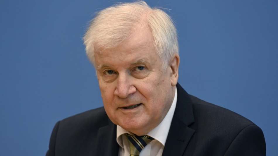 Seehofer reist wegen Fl&uuml;chtlingskrise zu Gespr&auml;chen nach Warschau