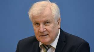 Seehofer reist wegen Fl&uuml;chtlingskrise zu Gespr&auml;chen nach Warschau