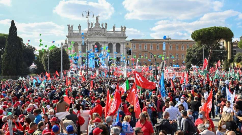 Zehntausende Italiener fordern Verbot von rechtsextremer Partei FN