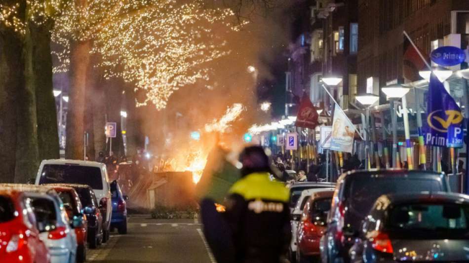 Zweiten Tag in Folge Ausschreitungen wegen Corona-Ausgangssperre in Niederlanden