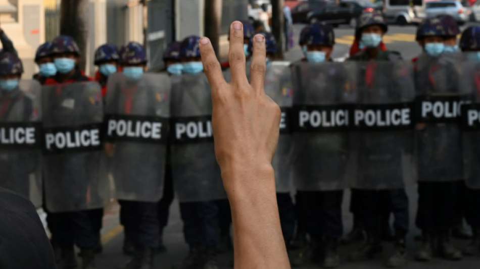 Tausende Menschen gehen in Myanmar gegen Milit&auml;rjunta auf die Stra&szlig;e