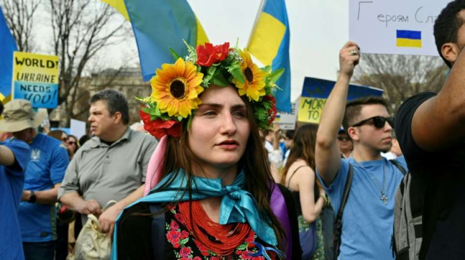 Zehntausende Menschen bei weltweiten Protesten gegen Moskaus Krieg in der Ukraine