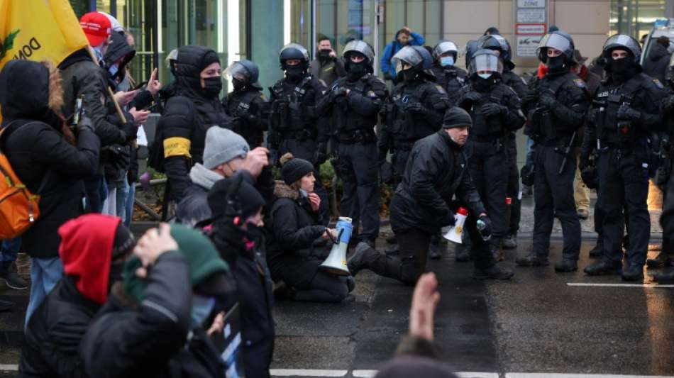 Mehrere Bundesl&auml;nder gehen verst&auml;rkt gegen Nazi-Symbole bei Corona-Protesten vor