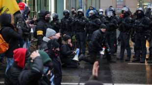 Mehrere Bundesl&auml;nder gehen verst&auml;rkt gegen Nazi-Symbole bei Corona-Protesten vor