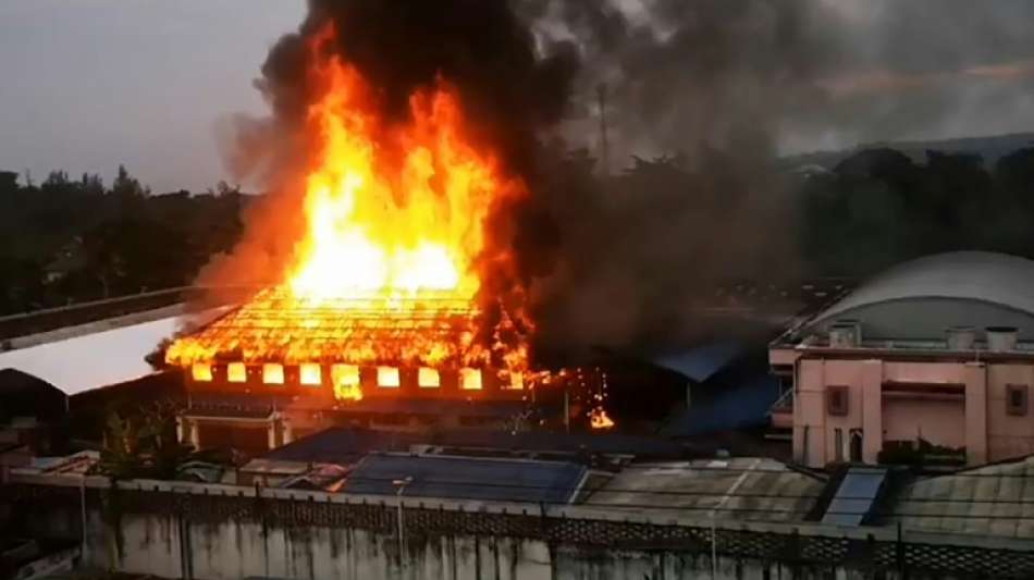 Insassen setzen Gef&auml;ngnis in Thailand aus Corona-Protest in Brand