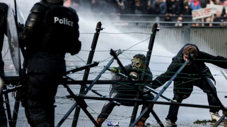 Proteste in ganz Europa gegen versch&auml;rfte Corona-Schutzma&szlig;nahmen