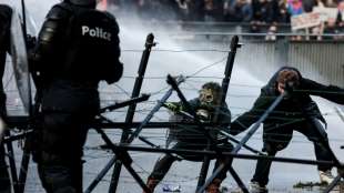 Proteste in ganz Europa gegen versch&auml;rfte Corona-Schutzma&szlig;nahmen