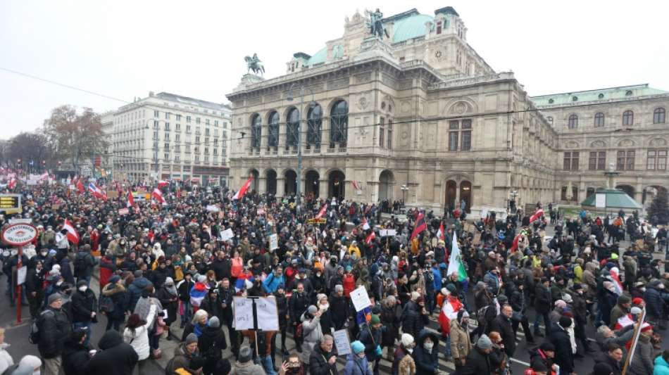 Rund 44.000 Menschen protestieren in Wien gegen Corona-Ma&szlig;nahmen 