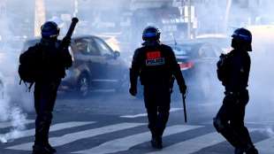 Polizei setzt Tr&auml;nengas gegen Teilnehmer von Protestkonvoi in Paris ein