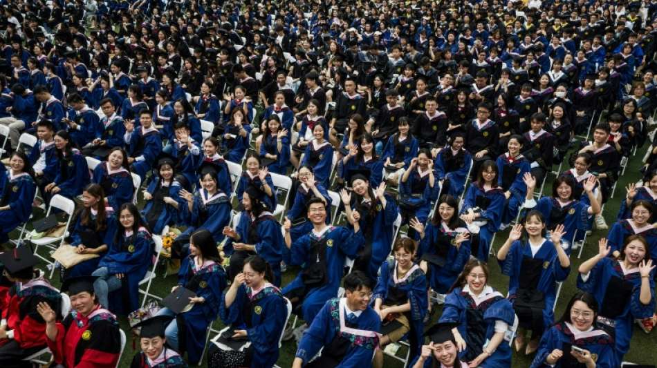 Tausende Studenten ohne Corona-Schutzma&szlig;nahmen bei Absolventenfeier in Wuhan 